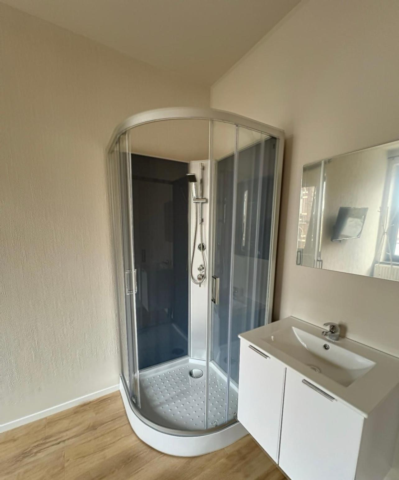 Station 64 A4 Charleroi-Airport Apartment ภายนอก รูปภาพ